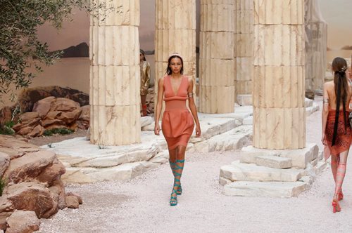 Η συλλογή Cruise 2018 της Chanel μετέφερε την αρχαία Ελλάδα στο Παρίσι για μερικές ώρες