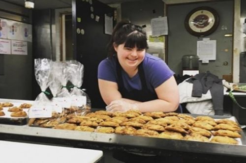 Αυτή η ταλαντούχα ζαχαροπλάστης με σύνδρομο down φτιάχνει τα πιο νόστιμα μπισκότα 