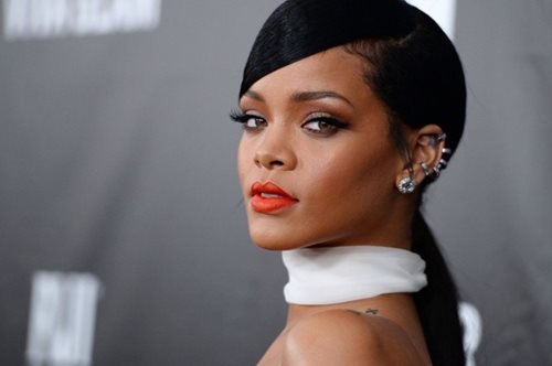 Πες το μου ότι η Rihanna ανακάλυψε τα γυαλιά ηλίου που θα φορέσουμε όλες το καλοκαίρι