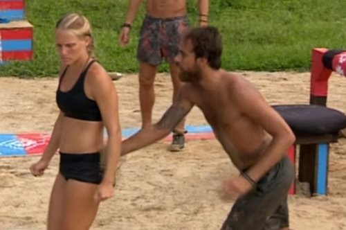 Survivor: Η χειρονομία του Μάριου στη Σάρα, που την εξόργισε. «Μη βαράς ρε»