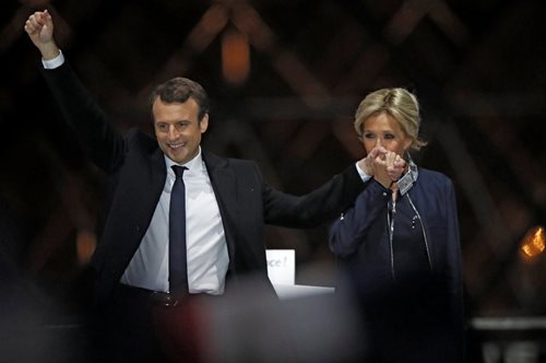 Αυτό το χειροφίλημα της Μπριζίτ στον Εμανουέλ κάνει όσο δέκα γαλλικά φιλιά