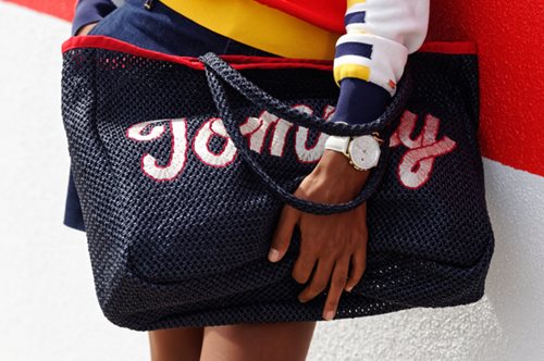 Ντύσου σαν ένα σύγχρονο κορίτσι των λουλουδιών, συνδυάζοντας το vintage με το μοντέρνο. Είναι απλό!