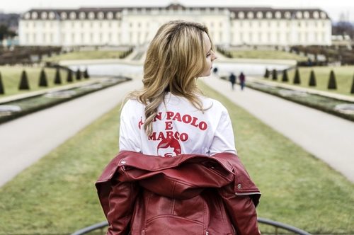 Aυτό το T-Shirt που λατρεύουν όλες οι γαλλίδες ξεπουλάει σαν τρελό στο ίντερνετ