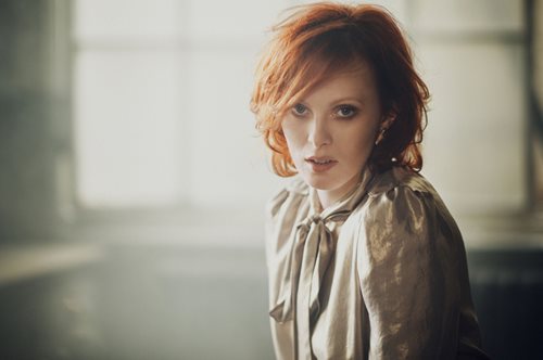 H Karen Elson ξέρει πώς να ετοιμαστείς για τη βραδινή σου έξοδο μέσα σε 3 λεπτά. Βίντεο - σεμινάριο