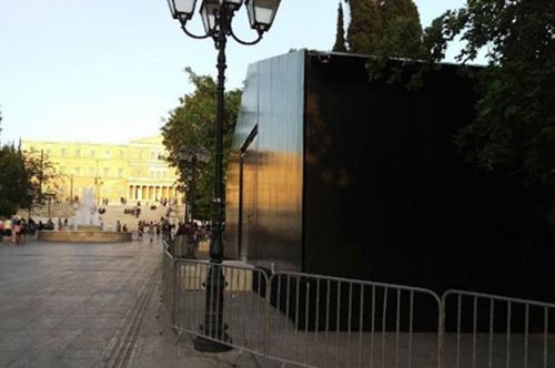 Tι είναι το μυστηριώδες μαύρο κουτί στην Πλατεία Συντάγματος; 