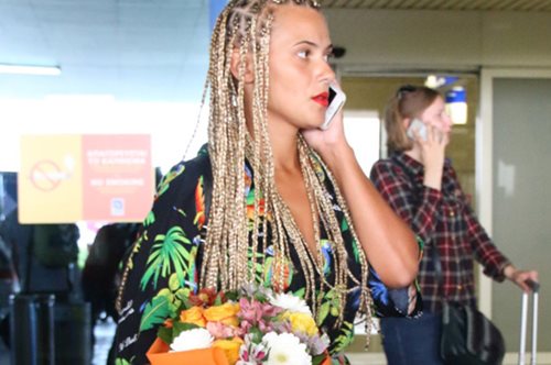 «Μου κάνεις πλάκα; Έχω σοκαριστεί με αυτό που λες». Η πρώτη αντίδραση της Λάουρας στο αεροδρόμιο