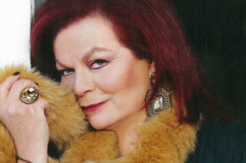 Η Νόρα Κατσέλη δείχνει το σπίτι της στη Νέα Σμύρνη και μιλάει για το θρυλικό καφέ Άδωνις 