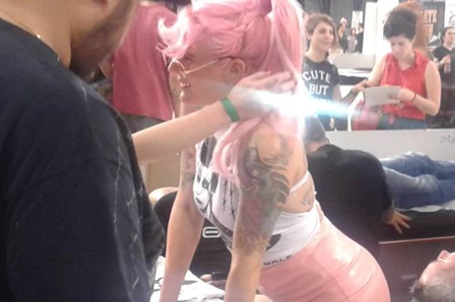 Οι γυναίκες tattoo artist είναι «καλύτερα χέρια» από τους άντρες; 