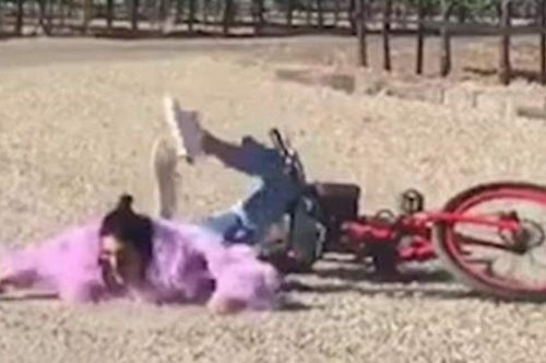 Η τούμπα της Kendall Jenner στα χώματα. Το μοντέλο πέφτει από το ποδήλατο και το ίντερνετ γελάει