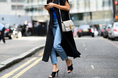 Κυρίες μου, αυτό είναι το κυρίαρχο τελείωμα στα μπατζάκια του τζιν αυτή τη στιγμή που μιλάμε 