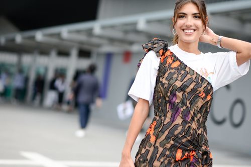 O έξυπνος τρόπος να φορέσουμε το T-Shirt μας με βραδινό ντύσιμο 