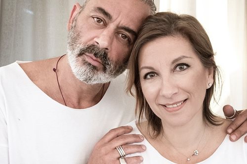 Η Λιάνα και ο Άγγελος υπογράφουν τα ελληνικά T-Shirt που θαυμάζουν τη διαφορετικότητα