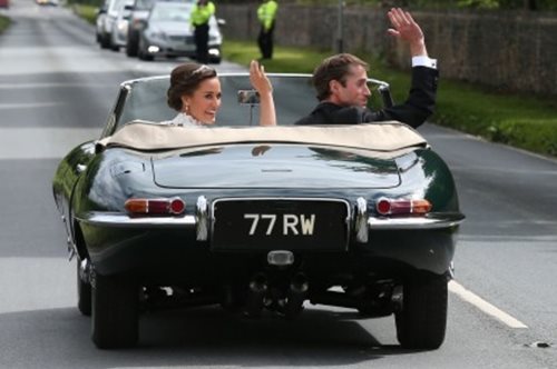 Just married: Η Πίπα Μίντλετον και ο Τζέιμς Μάθιους κάνουν βόλτα μέσα σε vintage Jaguar μετά το γάμο