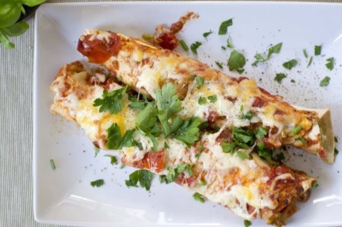 Mεξικάνικη Κυριακή: Φτιάξε εύκολες Εντσιλάδας με κοτόπουλο και τυρί