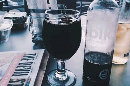 Μετά το μαύρο παγωτό σειρά έχει το μαύρο νερό