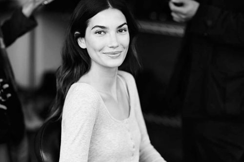 Ένα μοντέλο σου δείχνει πώς να πετύχεις το πιο δροσερό summer λουκ μέσα σε 90 δευτερόλεπτα