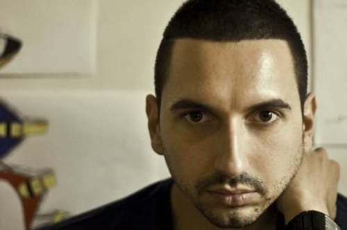 Ποια παπούτσια σιχαίνεται ο Έλληνας Μανόλο; Δείτε τη νέα συλλογή του Στάθη Σαμαντά. 