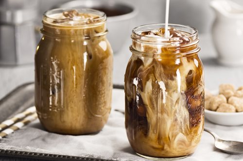 Αυτό το καλοκαίρι η νέα λαχταριστή μανία του καφέ λέγεται cold brew