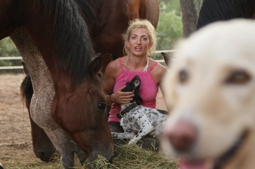 Η Νάνσυ άφησε την Αθήνα και ζει το δικό της παραμύθι σε ένα ράντσο με 8 άλογα στη βόρεια Εύβοια