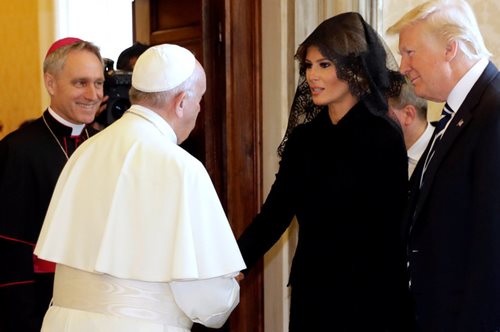 Η μεγάλη γκάφα της Μελάνια Τραμπ στο Βατικανό. Τι είπε στον Πάπα Φραγκίσκο;