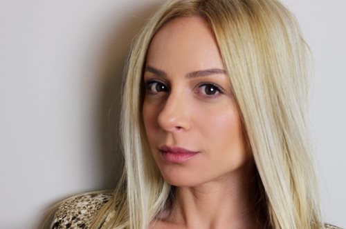 Η Ελληνίδα vlogger Gina σου δείχνει πώς να σχηματίσεις τέλεια τα φρύδια σου βήμα-βήμα σε ένα βίντεο 