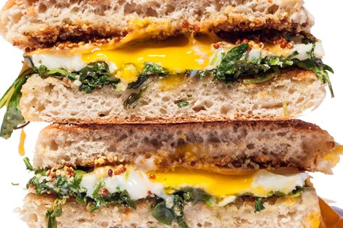 H Vogue σου δίνει τη συνταγή για το πιο μοδάτο, ελαφρύ και νόστιμο σάντουιτς για πρωινό 