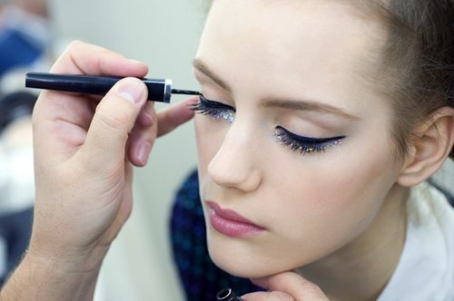 Ο νέος τρόπος που φοράμε τη σκιά διώχνει χρόνια 