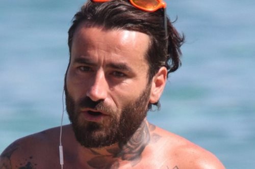 Ο Γιώργος Μαυρίδης χορεύει στα σοκάκια της Μυκόνου