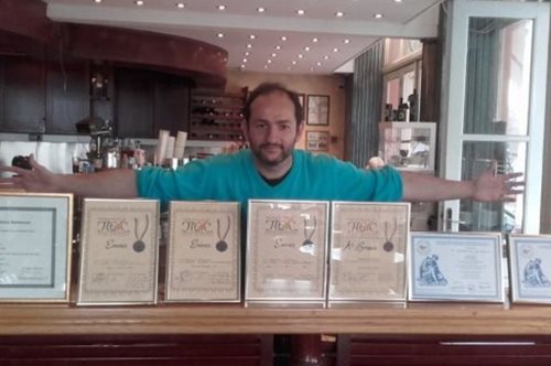 Γιώργος Κατσούλας: Ο αυτοδίδακτος συγγραφέας με σύνδρομο Άσπεργκερ σαρώνει τα βραβεία λογοτεχνίας