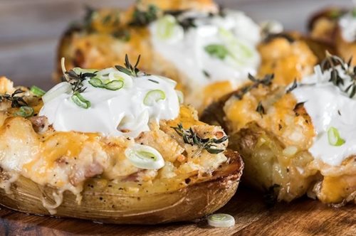 Πατάτες φούρνου με τυριά στο τσακ μπαμ. Μια συνταγή του Άκη Πετρετζίκη που τα σπάει 