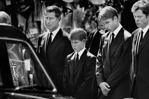 Οι άγνωστες δραματικές λεπτομέρειες πίσω από την κηδεία της Νταϊάνα