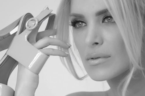 Η Κατερίνα Καινούργιου διαλέγει το αγαπημένο της ζευγάρι από την καλοκαιρινή συλλογή των NAK 