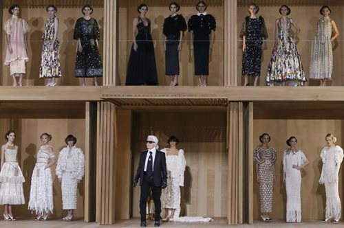 O ιδιοφυής Λάγκερφελντ και η πασαρέλα των διασημότερων μοντέλων στον κόσμο