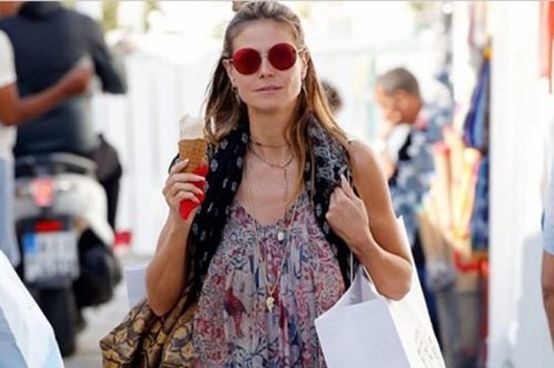 H Heidi Klum βολτάρει στα σοκάκια της Μυκόνου. Τι άλλο έκανε το μοντέλο στο νησί των Ανέμων;