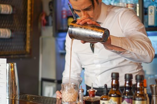 Δύο κοκτέιλ που ξεκινούν από την Αιόλου έχουν γίνει το talk of the town της πόλης 