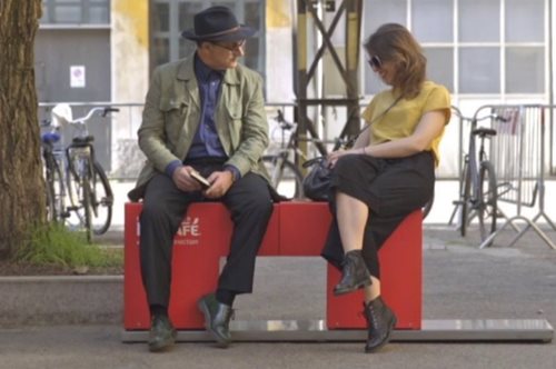 Το παγκάκι που αποφασίζει μόνο του να φέρει τους ανθρώπους πιο κοντά 