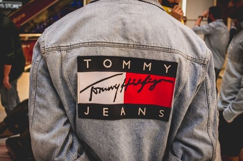 Στο The Mall Athens η Συλλογή Tommy Jeans 90’s για το καλοκαίρι 2017