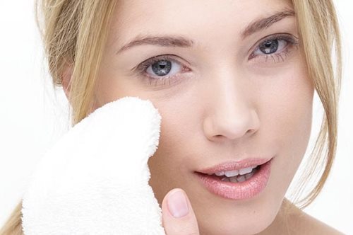 Το γάντι που εξαφανίζει το μακιγιάζ μόνο με το νερό