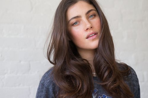 Το φρέσκο μακιγιάζ για τους καλοκαιρινούς γάμους που ταιριάζει στη νύφη αλλά και στις φίλες της 