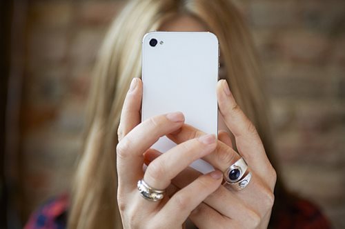 Eίσαι εθισμένη στο κινητό; Κάνε το γρήγορο τεστ που σε βοηθά να το εξακριβώσεις 