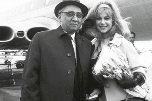 Το σπαρακτικό βίντεο-ντοκουμέντο της Αλίκης Βουγιουκλάκη στην κηδεία του Φίνου