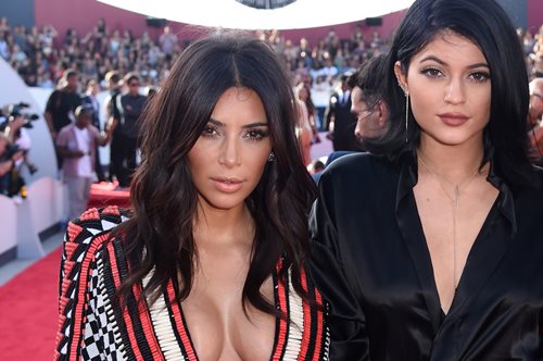 Eντοπίστηκαν οι σωσίες της Kim Kardashian και της Kylie Jenner και είναι πραγματικά ολόιδιες