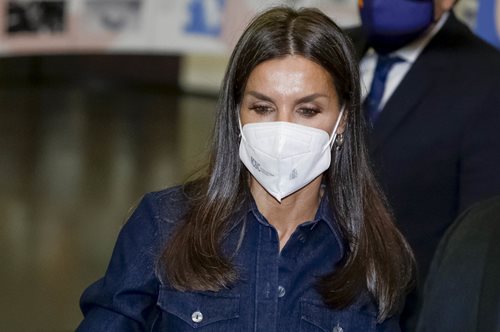 Perfect 10 | Φορέστε το denim φόρεμα όπως η Βασίλισσα Letizia