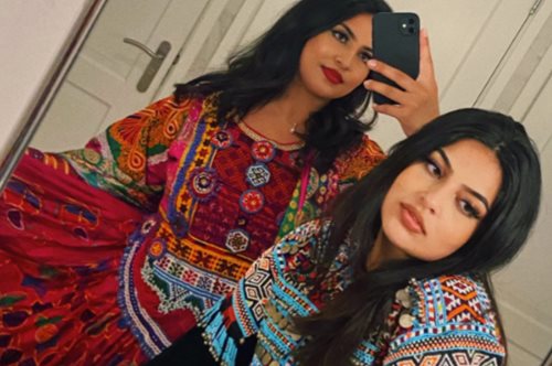 Το φως μες το σκοτάδι: Γυναίκες του Αφγανιστάν ντύνονται με όμορφα, πολύχρωμα φορέματα 