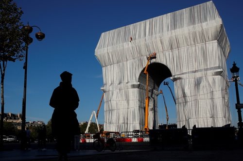 Ο σημαντικός καλλιτέχνης Κριστό Γιαβάτσεφ παρουσίασε έργο του έναν χρόνο μετά τον θάνατο του