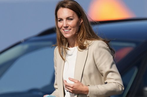 Η Κέιτ Μίντλετον ψωνίζει σχολικά με τον Τζορτζ και τη Σάρλοτ σε βιβλιοπωλείο του Κένσινγκτον 