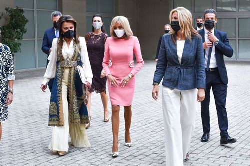 Η Μπριζίτ Μακρόν στην Αθήνα: H επίσκεψη στο Μπενάκη με τη Γιάννα Αγγελοπούλου και το ξεχωριστό δώρο