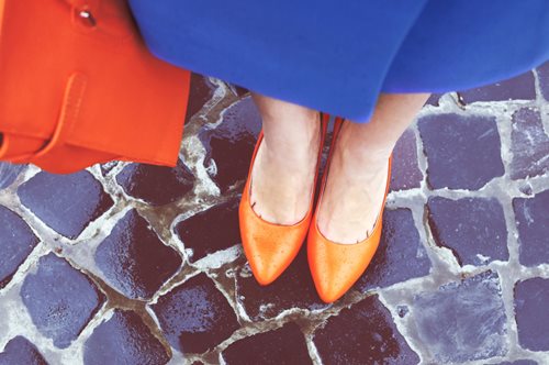 Τα παπούτσια που λατρέψαμε να μισούμε στα '00s είναι και πάλι στη μόδα