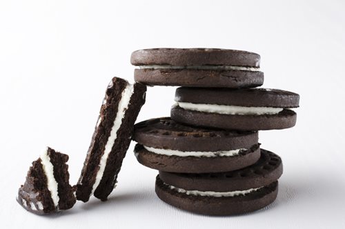 Συνταγή για σπιτικά μπισκότα τύπου Oreo χωρίς ζάχαρη και αλεύρι