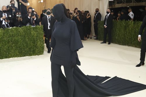 Προς υπεράσπιση του full face makeup της Kim Kardashian στο Met Gala 2021